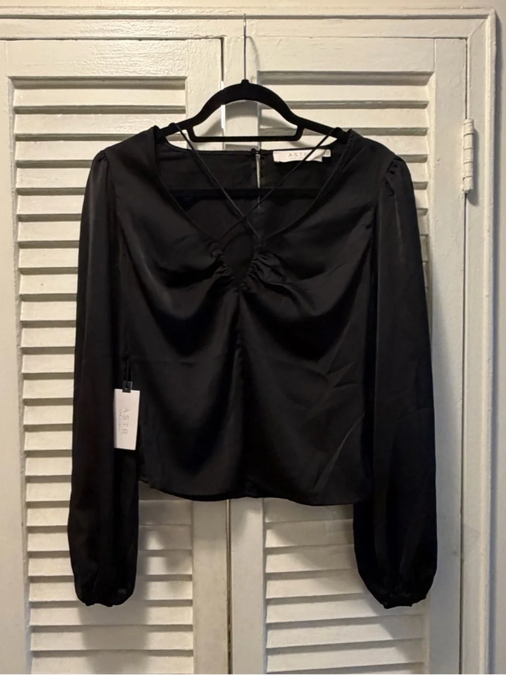 ASTR 🖤 Key Hole Cutout Long Sleeve Top - Picture 2 of 6